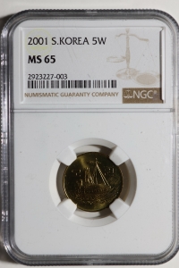 한국은행 2001년 5원 NGC 65 완전미사용 ( 발행량 130,000 개 )